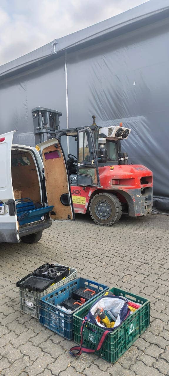 Solda na tubulação do ar Ar-condicionado da van